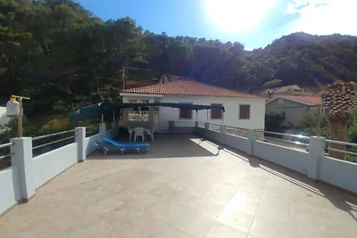 Four Bedroom Holiday Home With Terrace & Sea...