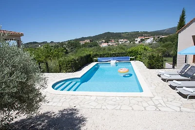 Villa con piscina, vista e stazione di...
