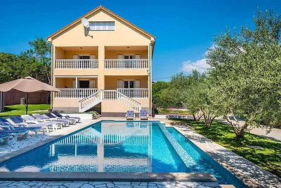 Villa mit Infinity-Pool in Kakma