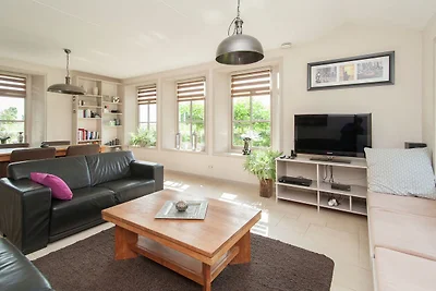 Modernes Ferienhaus mit Whirlpool in...
