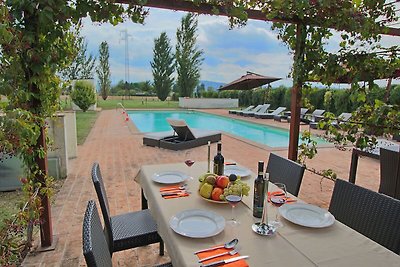 Spaziosa casa vacanze a Foligno con piscina