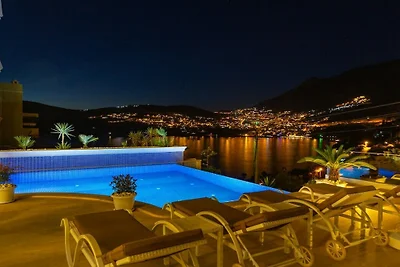 Villa in Kalkan mit Schwimmbecken