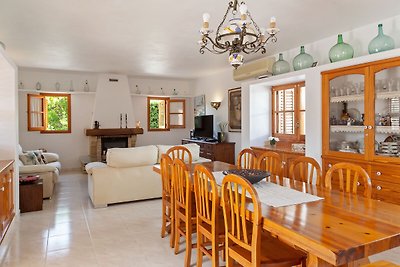 Ideally located villa with pool a short drive...