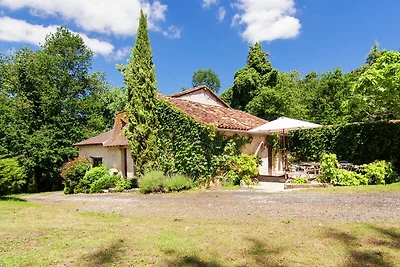 Villa a Bourgnac con giardino