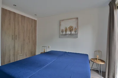 Komfortables Chalet mit Sonnendusche mitten i...