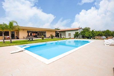 Detached villa with air conditioning and pool