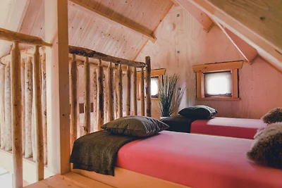 Schönes Baumhaus aus Holz mit Terrasse