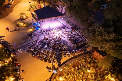 Mobilhome im Ferienpark mit grosser...