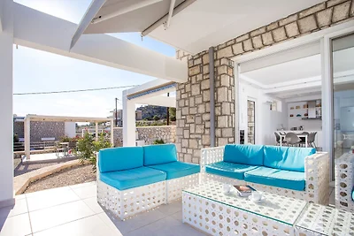 Villa in Kalythie mit Pool