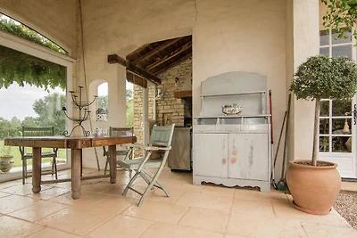 Confortevole villa con piscina