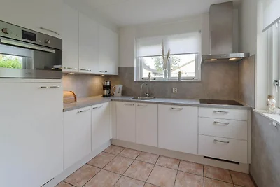 Geräumiges Ferienhaus mit Sauna in Strandnähe