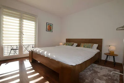 Warm and Welcoming Apartment with Balcony - T...