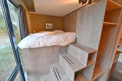 Moderne Suite mit Kombimikrowelle in der Nähe...