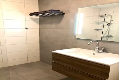 Schöne Lodge parallel zur Einkaufsstraße.