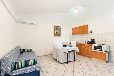 Modernes Ferienhaus in Jasenice mit Veranda