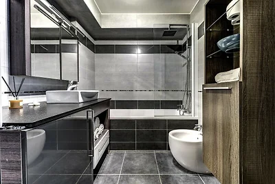 Central Apartment with Amazing Terrace &...