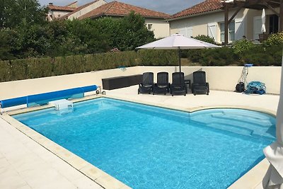 Luxuriöse Villa in Rouzède mit privatem Pool