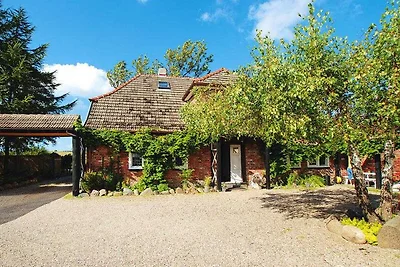 Backsteinhaus mit Garten und Spielplatz