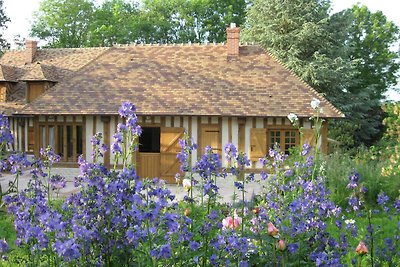 Traditionelles Haus mit Garten in Dampsmesnil