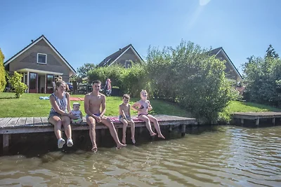 Beautiful house with jetty near IJsselmeer