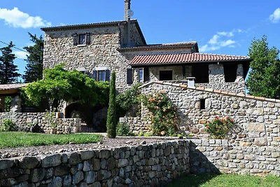 Spaziosa villa con piscina a Largentière