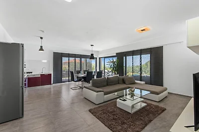 Villa moderna con piscina, terrazza coperta e...