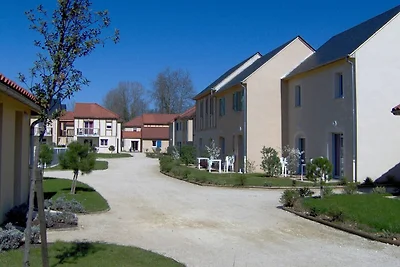 Casa colorata in una zona ricca di castelli a...