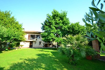 Toscaans vakantiehuis in Massa met een tuin m...