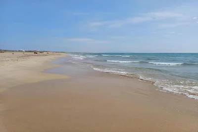Farbenfrohe Ferienhäuser in Strandnähe