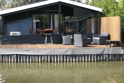 Modernes Ferienhaus direkt am See gelegen