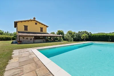 Elegante villa con piscina a Piandimeleto