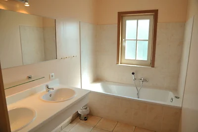 Modernes Ferienhaus in Somme-Leuze mit großem...