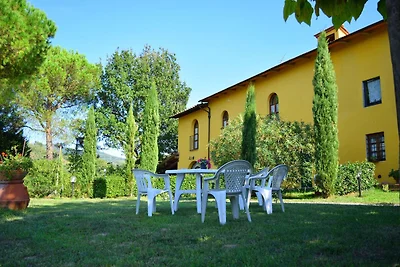Moderna casa vacanze a Vinci con piscina