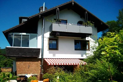 Sarah im Ferienhaus Waldgrund