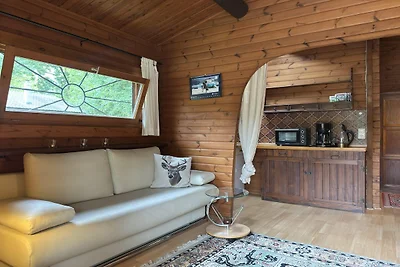 Baita in legno in mezzo alla natura