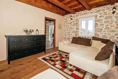 Ein schönes Steinhaus mit Bergblick in Zaton
