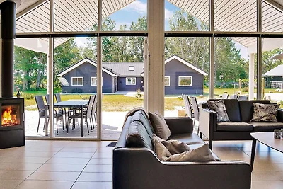 18 Personen Ferienhaus in Væggerløse