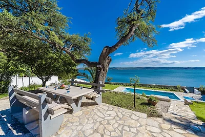 Moderne Villa in Maslenica mit Swimmingpool