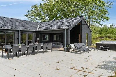Spacious Retreat for 20 - By Traum...