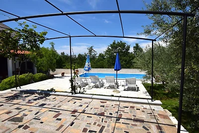 Charmante Villa mit Pool in Zbandaj