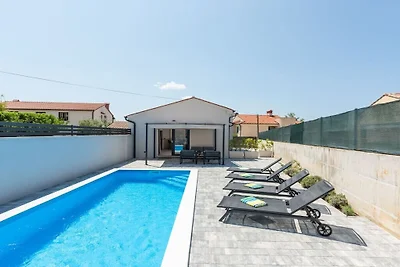Villa in Bale mit Schwimmbecken