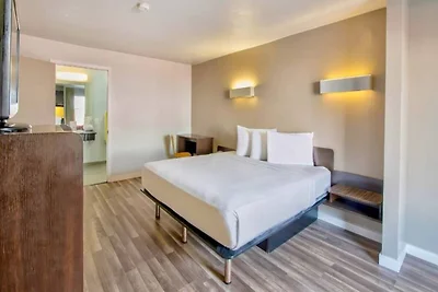 Sunny ADA 2- Bed|Pool|Free parking