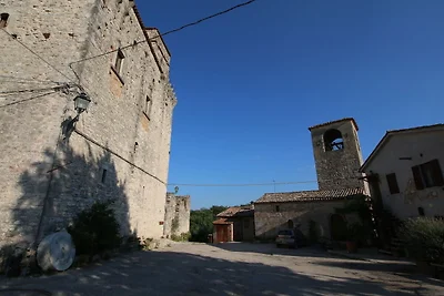 Castello in stile medievale con piscina in...
