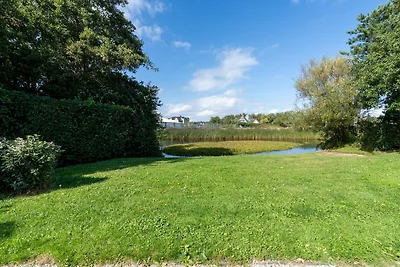 Charmante Villa mit großem Garten am Wasser