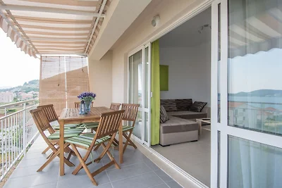 Apartment in Seget Donji mit Terrasse