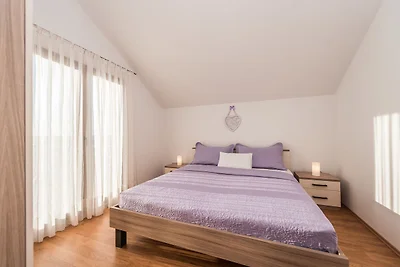 Geräumiges Apartment in Vrsi mit Garten