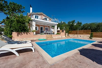 Spaziosa villa con piscina privata a Romiri