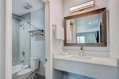 2 Queensize-Betten | ADA-konform | Dusche |...