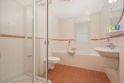 Strohgedeckte Villa mit Geschirrspüler, 2 km ...