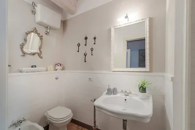Convenient Home close to Train Station and...